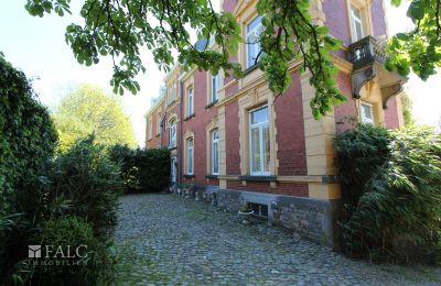 Zámok na predaj Fays, Wallonie, Außenasicht Nebeneingang