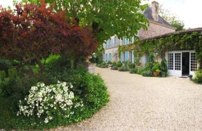 Kaštieľ na predaj Gémozac, Nouvelle-Aquitaine, Das Landhaus mit Vorplatz und Garten