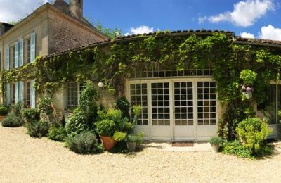 Kaštieľ na predaj Gémozac, Nouvelle-Aquitaine:  Das Landhaus mit dem Anbau. Dort sind drei Gästeapartments untergebracht.