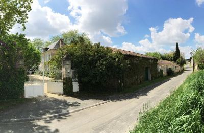 Kaštieľ na predaj Gémozac, Nouvelle-Aquitaine, Die Zufahrt mit Eingangstor