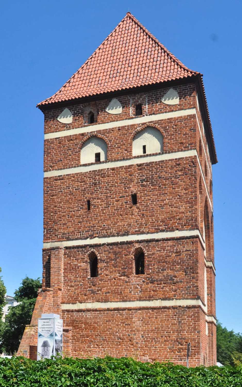 Fotky Historical tower in the old town of Malbork