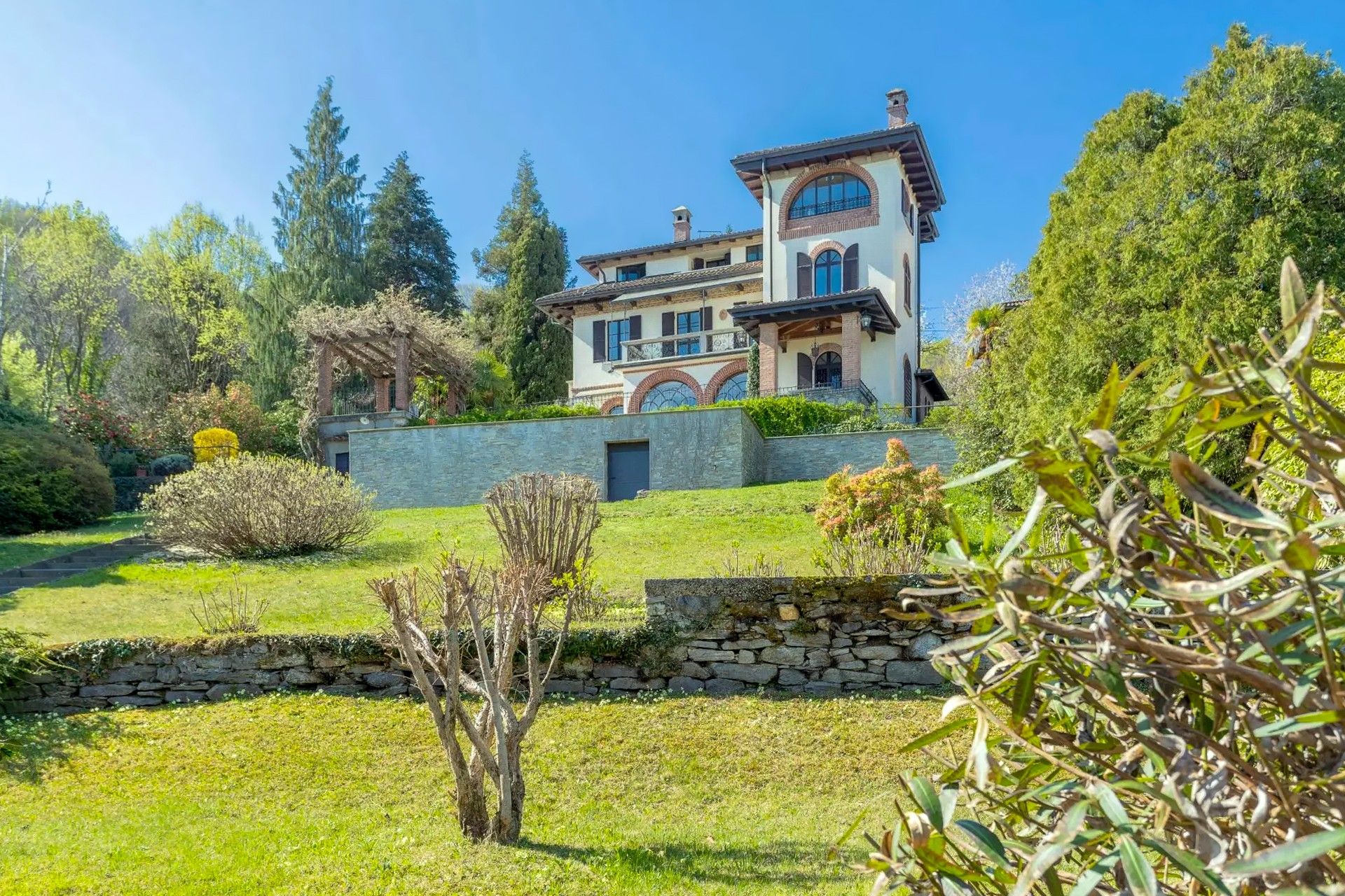 Fotky Jugendstil-Villa mit Lago-Maggiore-Blick bei Stresa