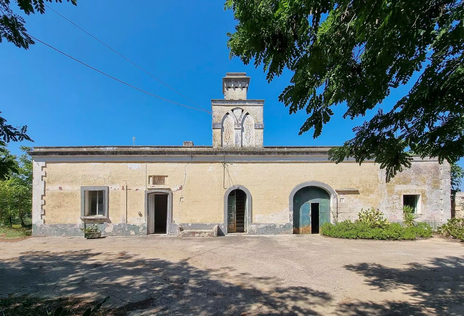 Fotky Old remarkable farmhouse with pigeon tower near Oria