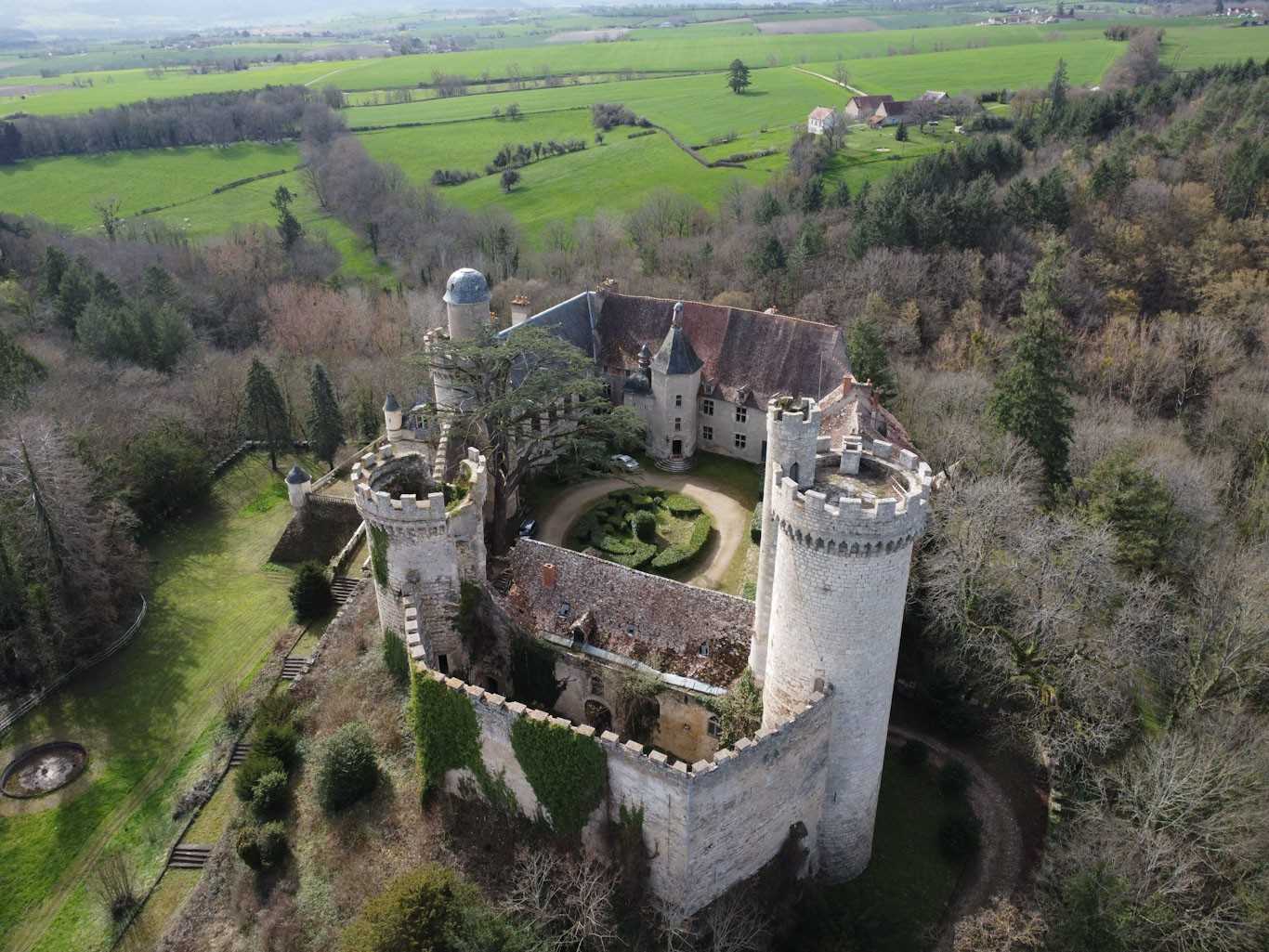 Fotky French castle for sale in Veauce, north of Clermont Ferrand - Endangered monument