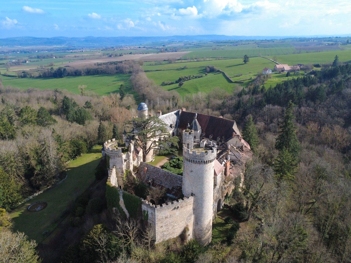 Fotky Burganlage in Veauce, nördlich Clermont Ferrand - Traumlage, Gefährdetes Denkmal
