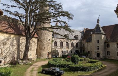 Zámok na predaj Veauce, Auvergne-Rhône-Alpes:  