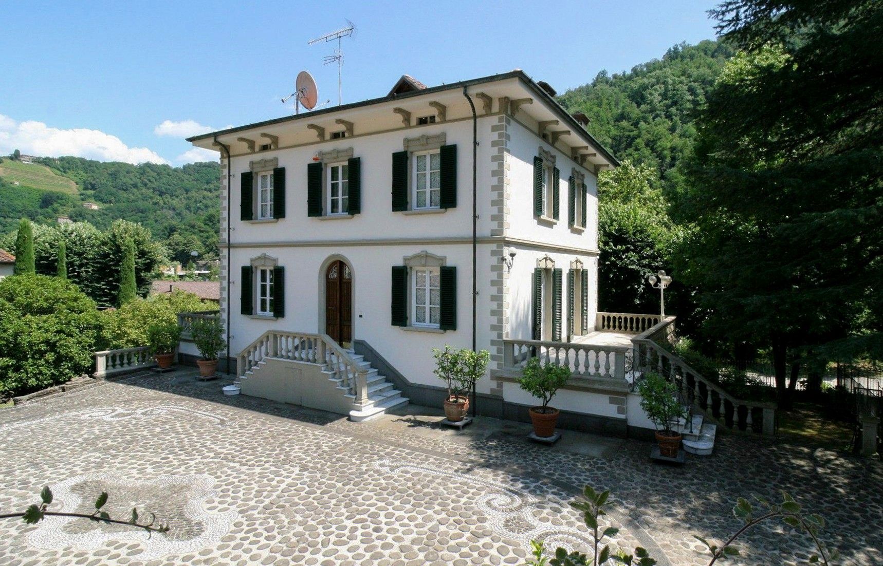 Fotky Toskana-Villa in Bagni di Lucca mit Nebengebäude und Park