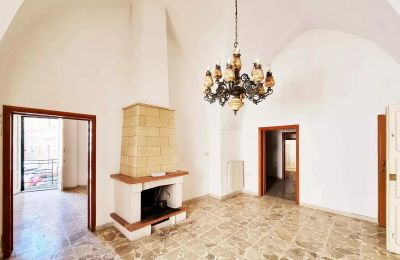 Mestský dom na predaj Oria, Piazza San Giustino de Jacobis, Puglia:  Obývacia izba