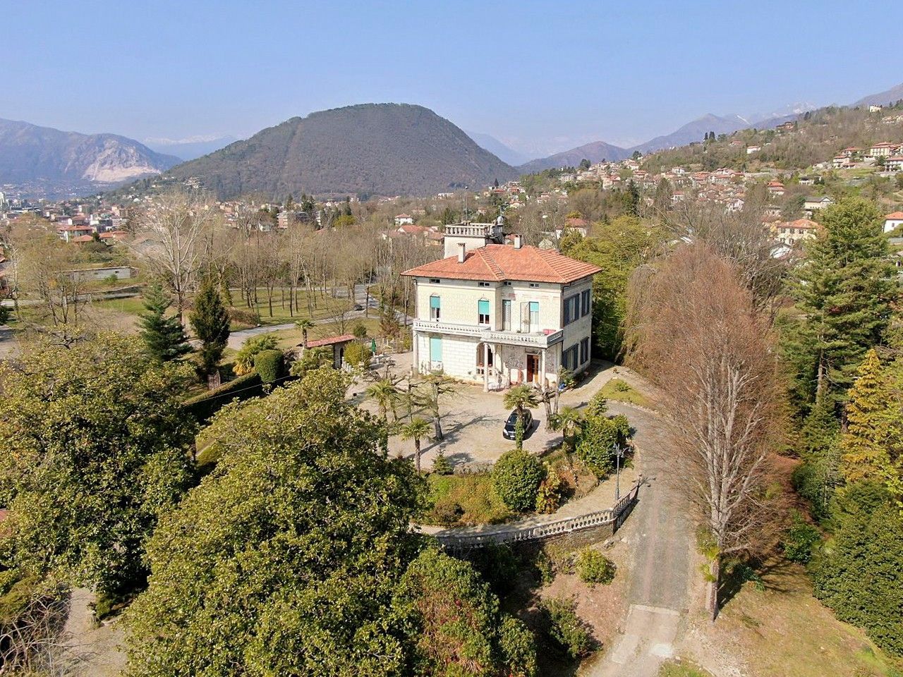 Fotky Historická luxusná vila vo Verbanii s panorámou jazera