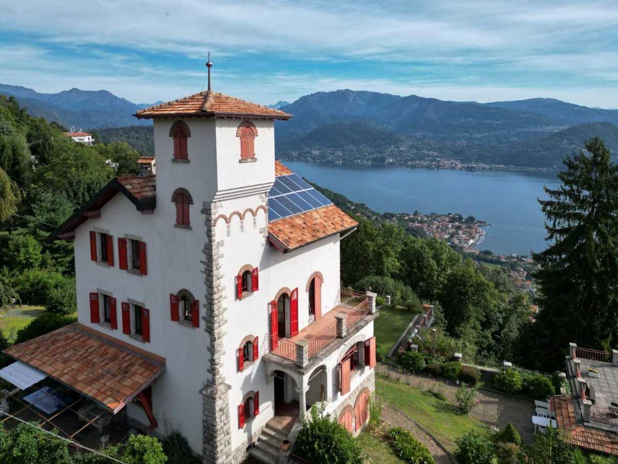 Fotky Secesná vila s vežou na jazere Orta, Taliansko