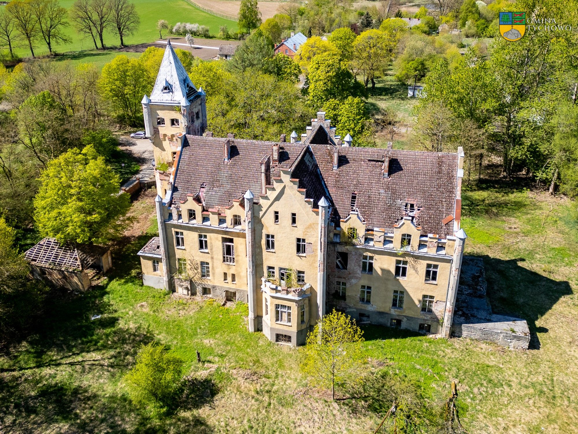 Fotky Neogotický kaštiel z 19. storočia na predaj – verejná aukcia v Západnom Pomorí