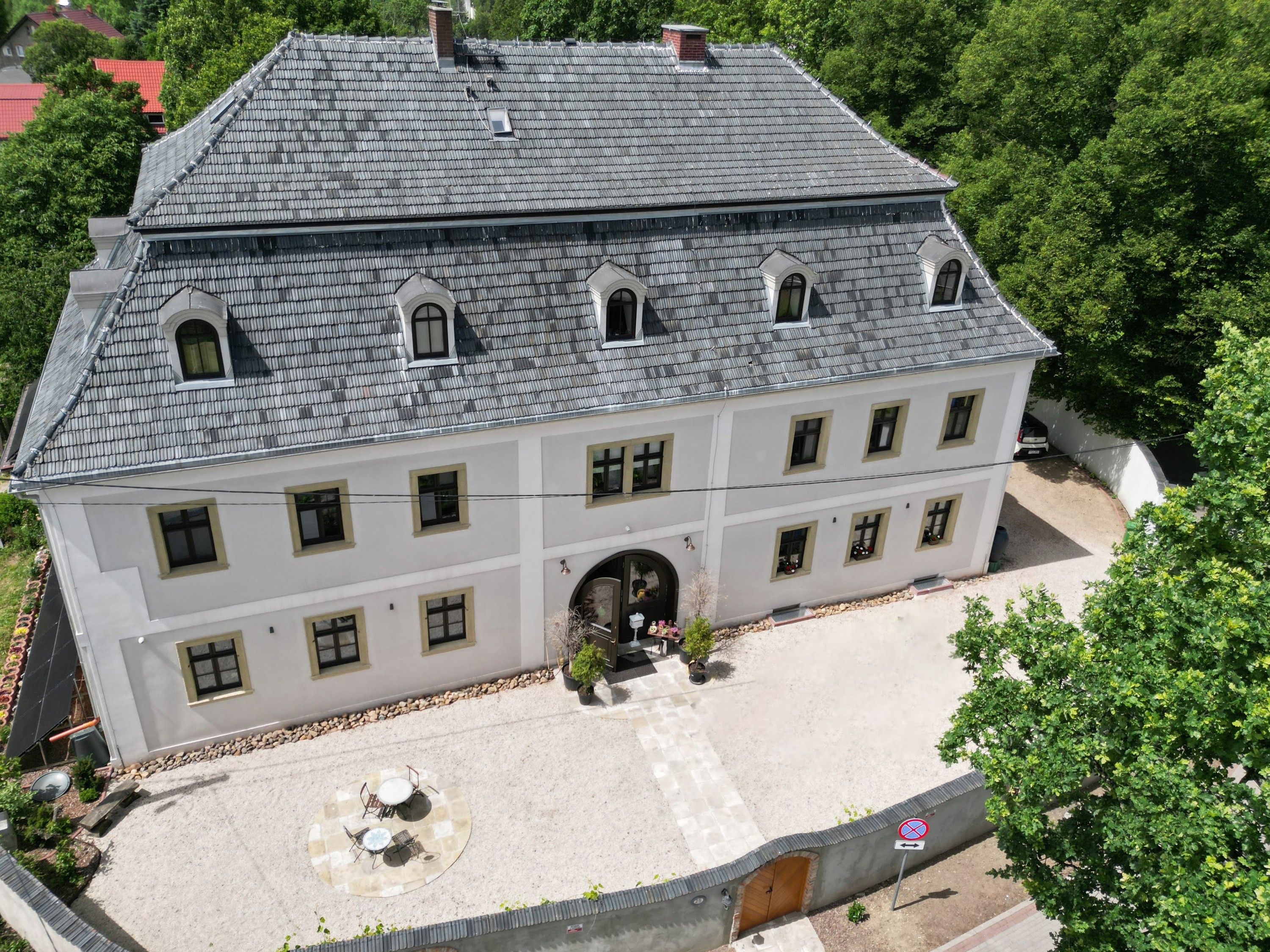 Fotky Neskorobarokový kaštieľ medzi Jelenia Górou a Wałbrzychom