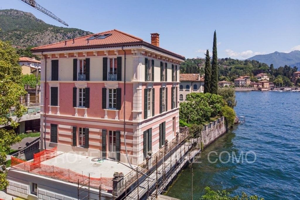 Fotky Veľká vila na brehu jazera medzi mestami Como a Menaggi