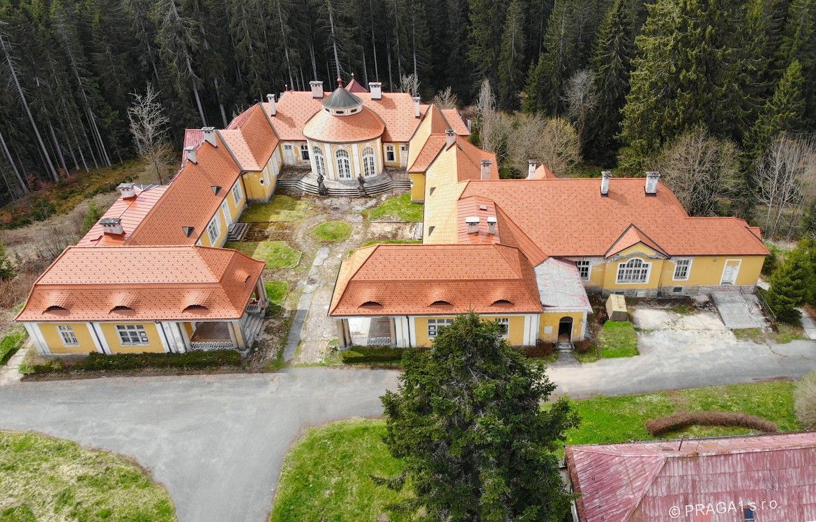 Fotky Lovecký zámoček v lese pri Karlových Varoch