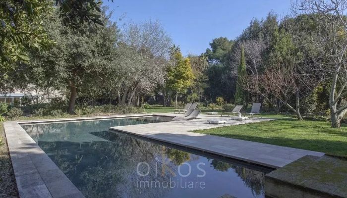 Veľký elegantný palác v Salente s záhradou a bazénom