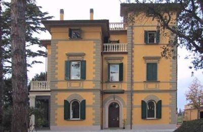 Historická vila na predaj Terricciola, Toscana:  Pohľad zboku