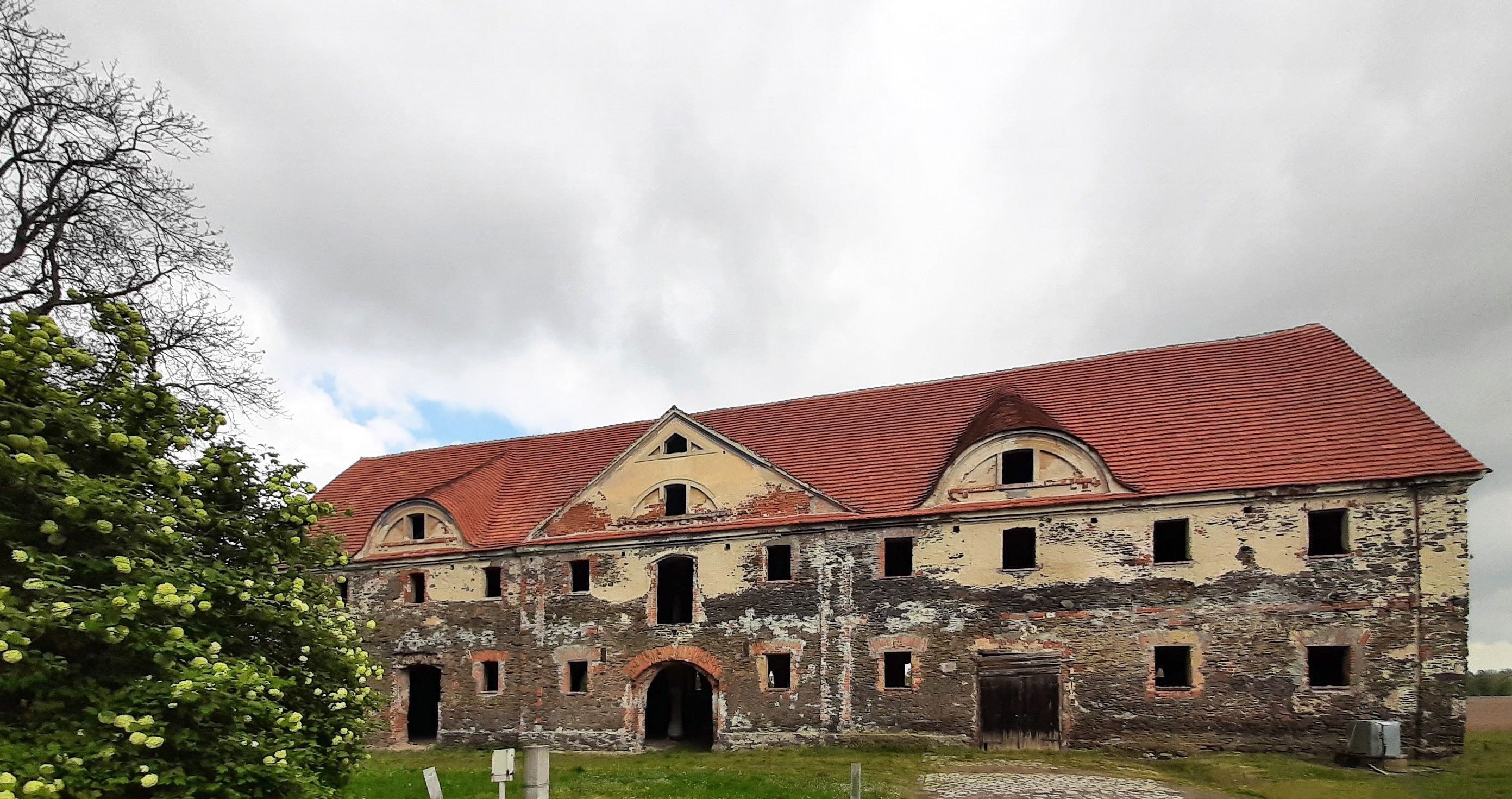 Fotky Pôsobivá budova stajne na zámku Damianowo