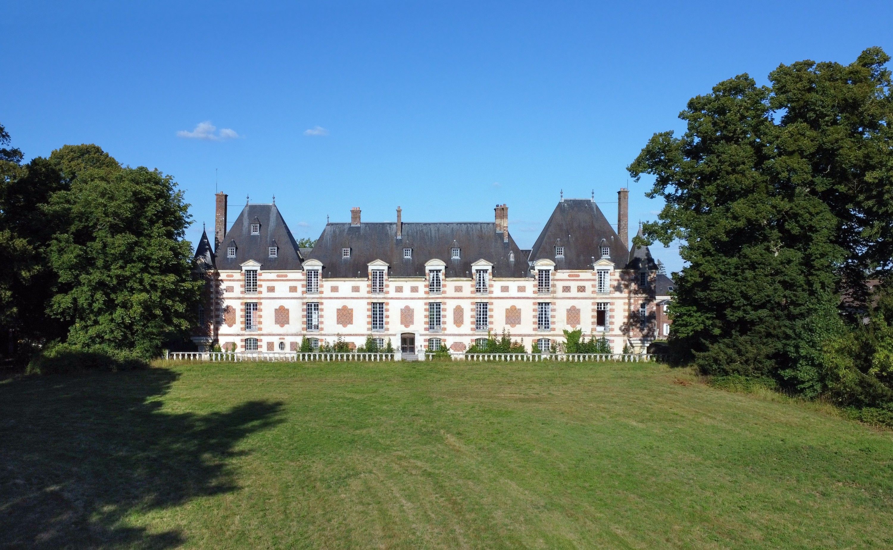 Fotky Château Louis XIII: zámok v Normandii neďaleko Paríža