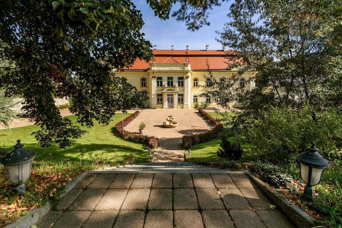 Fotky Secesný kaštieľ s parkom na západnom Slovensku