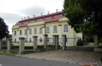 Kaštieľ na predaj Trnavský kraj, Pohľad z prednej strany