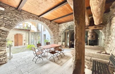 Kaštieľ na predaj 28824 Oggebbio, Località Rancone, Piemont, Innenhof mit Weinpresse