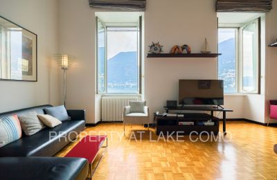 Apartmán v historickej budove na predaj Torno, Lombardsko, Obývacia izba