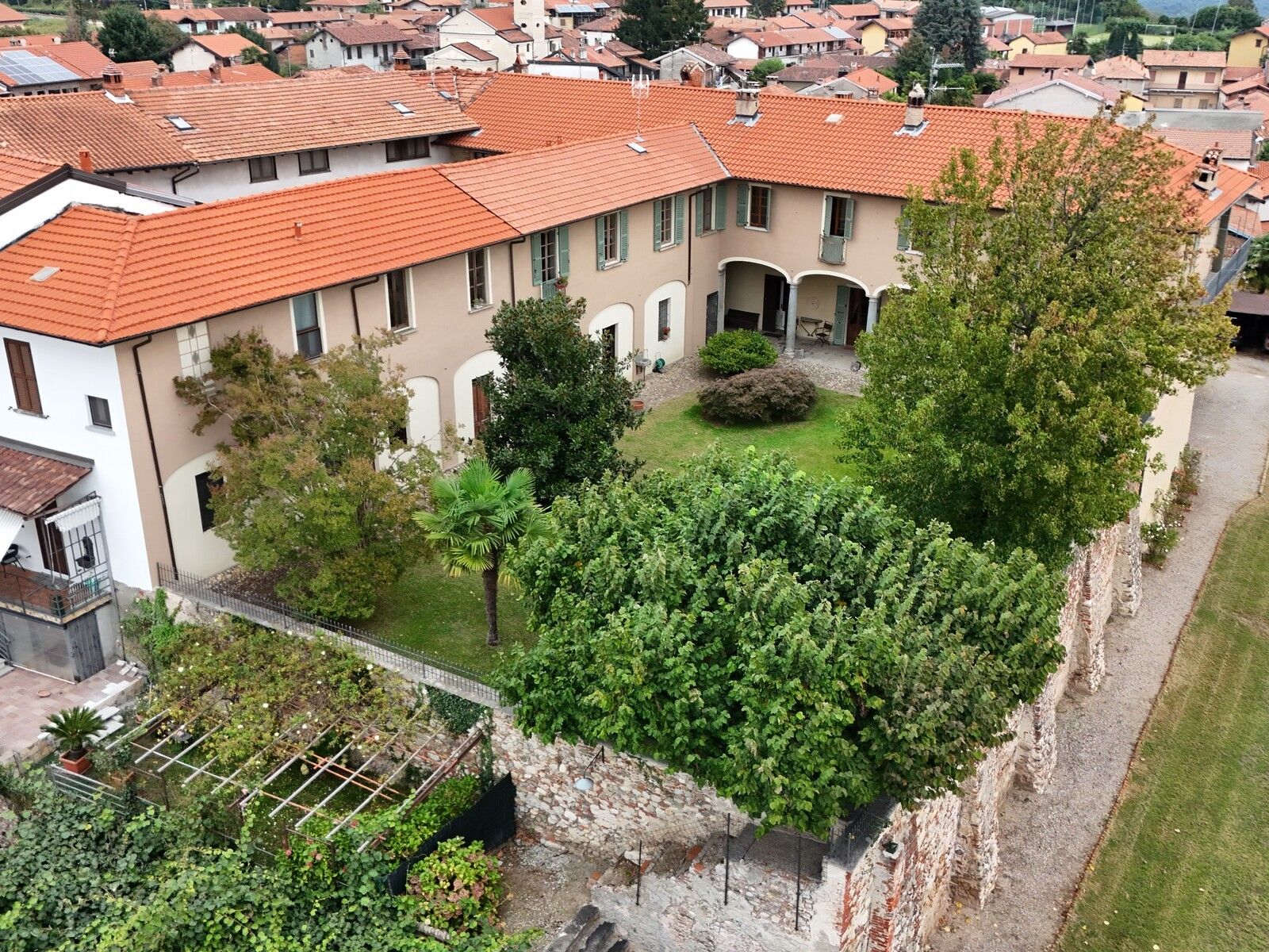 Fotky Objekt s historickou architektúrou a záhradou
