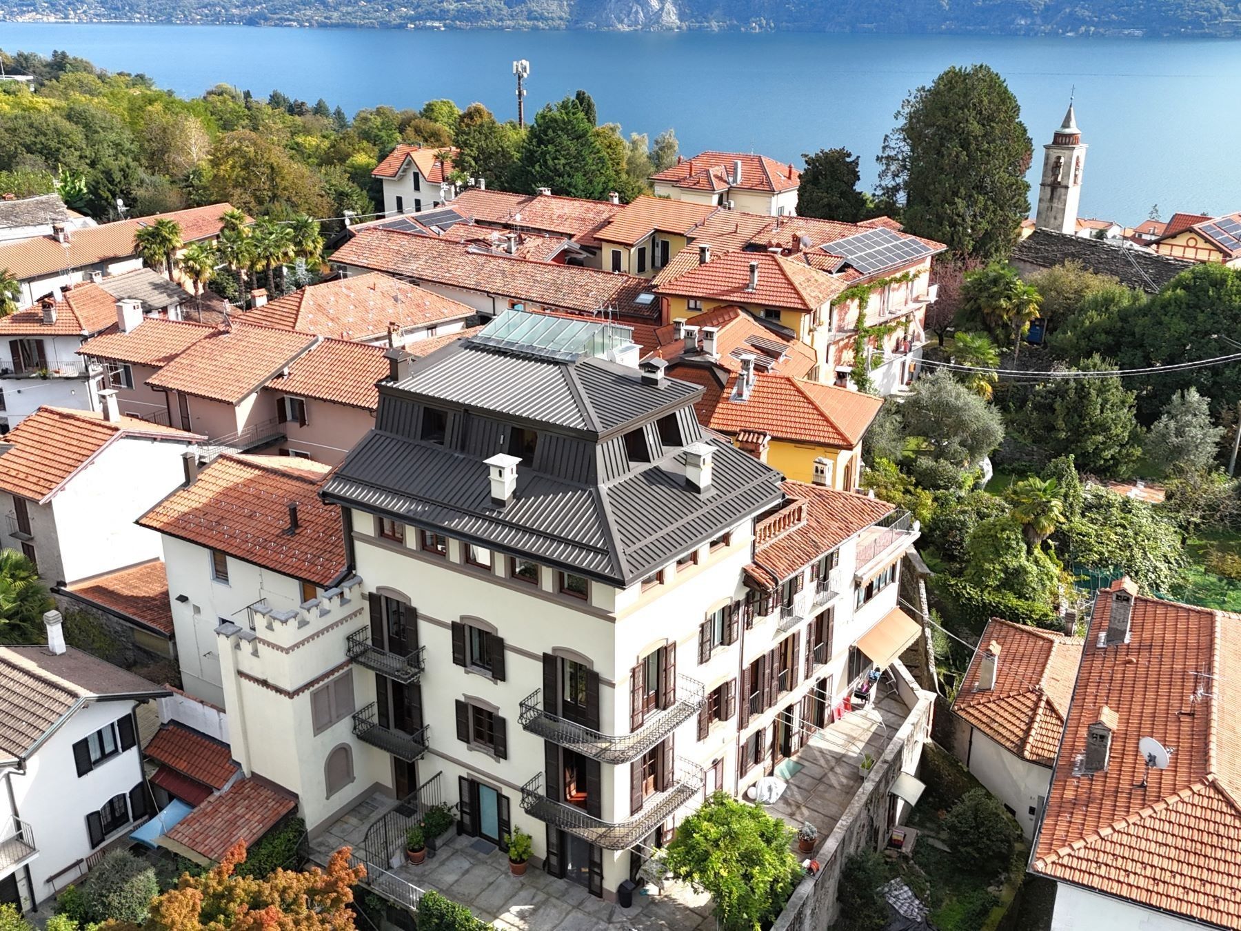 Fotky Veľký byt v historickej vile pri jazere Maggiore