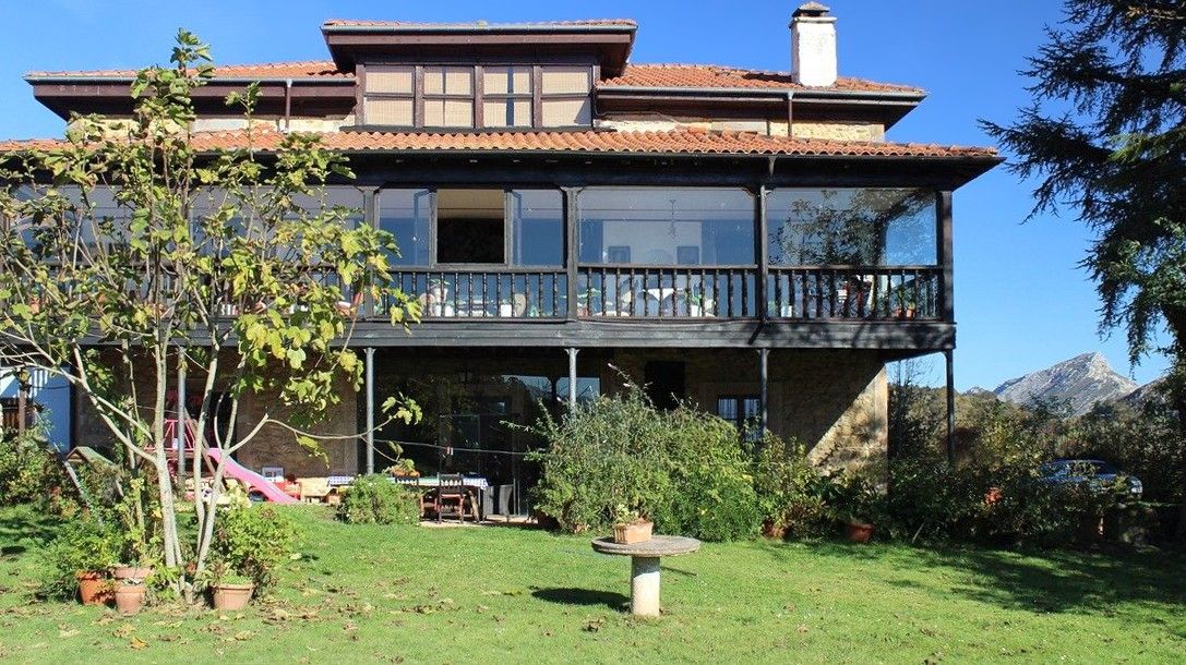 Fotky Galicijský kaštieľ s horskou panorámou