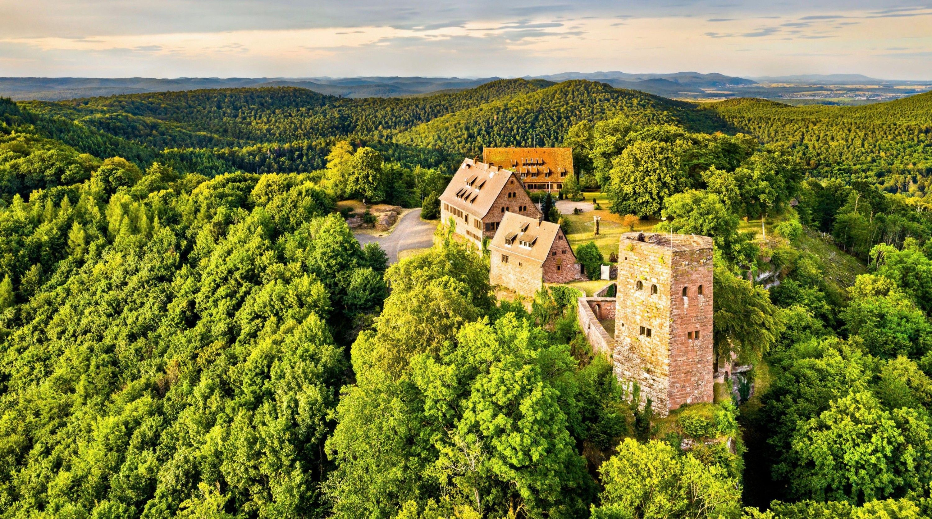 Fotky Stredoveký hrad na vrchole kopca v Alsasku