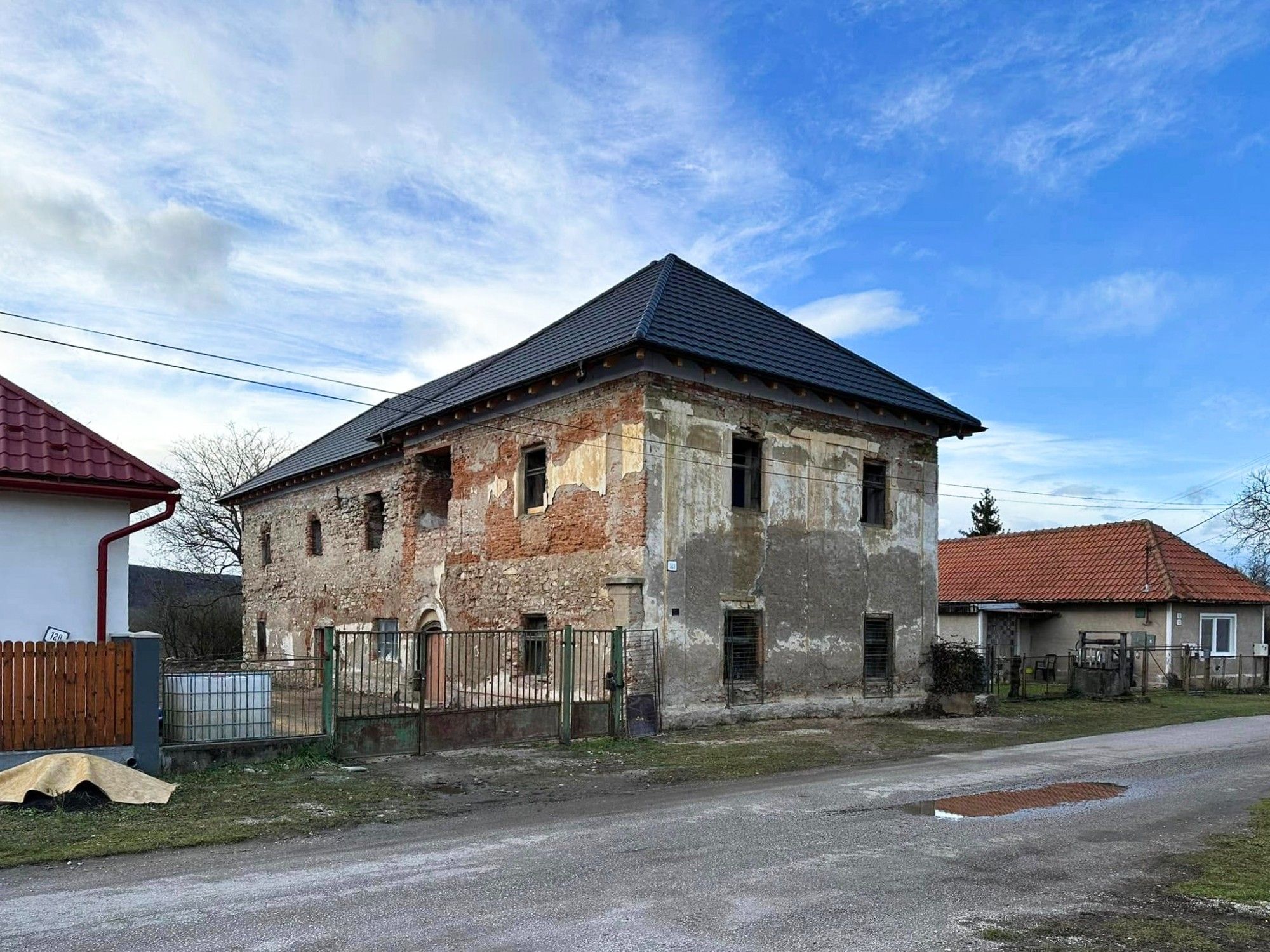 Fotky Neskororenesančná kúria bez pamiatkovej ochrany
