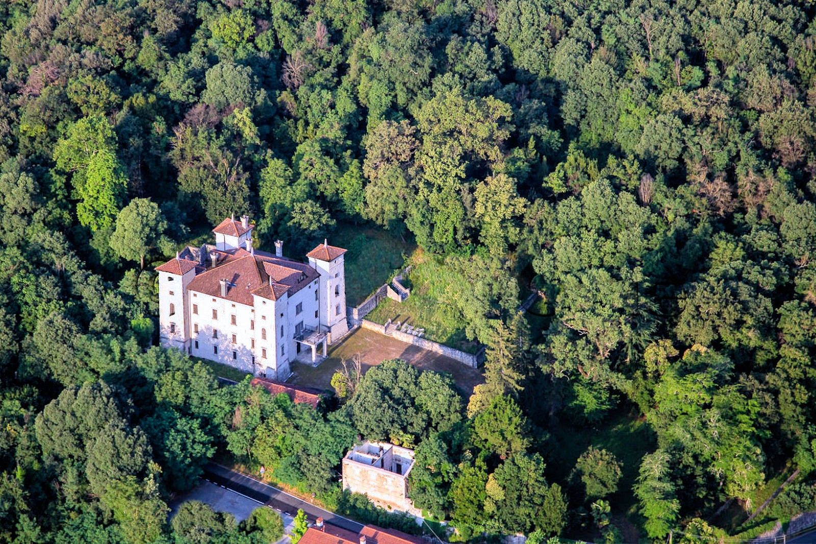 Fotky Zámok na severe Talianska v regióne Friuli-Venezia Giulia s vinicami, 110 hektármi pozemku a projektom golfové