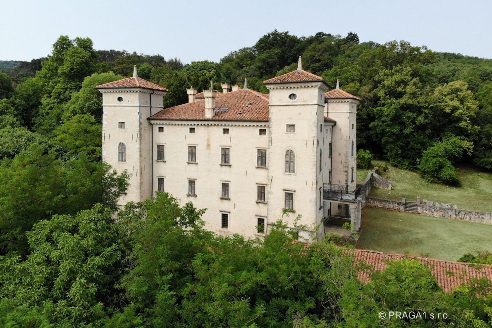 Fotky Zámok na severe Talianska v regióne Friuli-Venezia Giulia s vinicami, 110 hektármi pozemku a projektom golfové