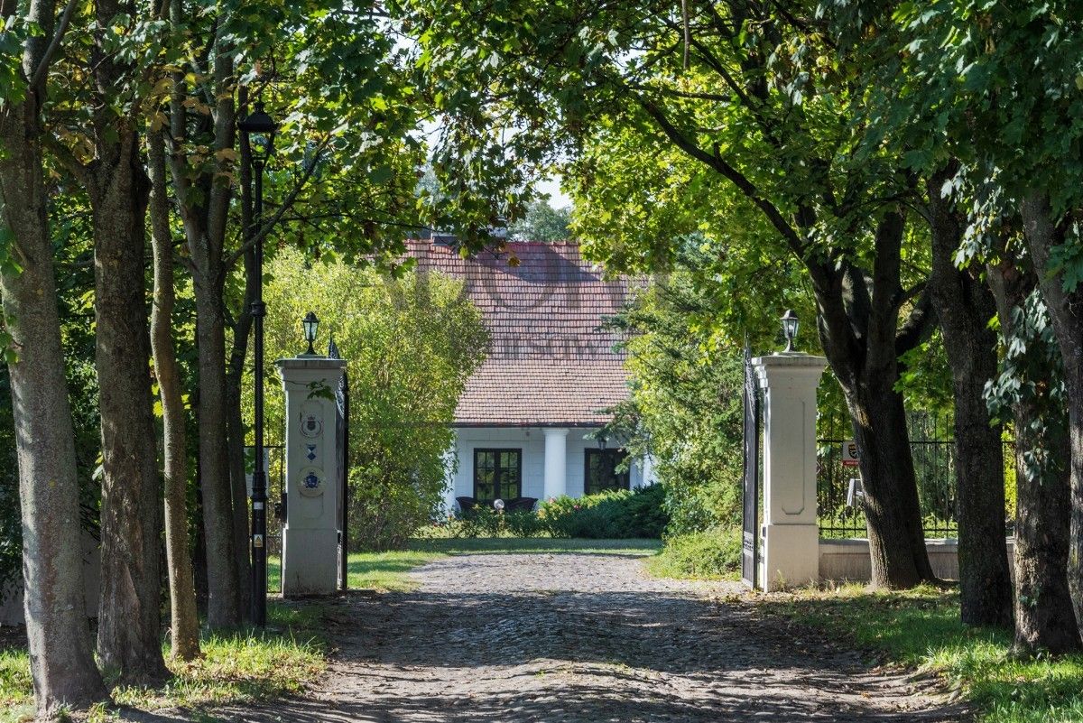 Fotky Kúria s parkom a hospodárskymi budovami neďaleko Varšavy