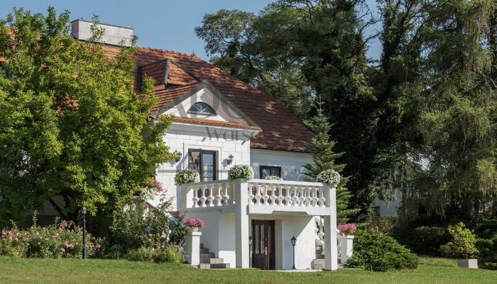 Kúria s parkom a hospodárskymi budovami neďaleko Varšavy