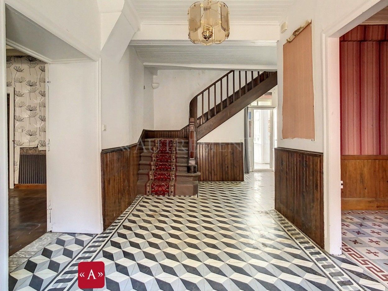 Fotky Historický mestský dom v Bessières s pôvodnými detailmi