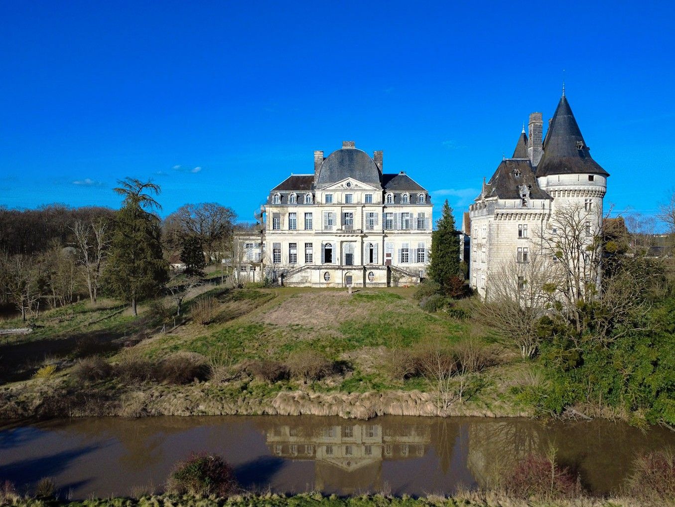 Fotky Majestátne Château v Touraine s 15. storočným donžonom, 47 hektárov