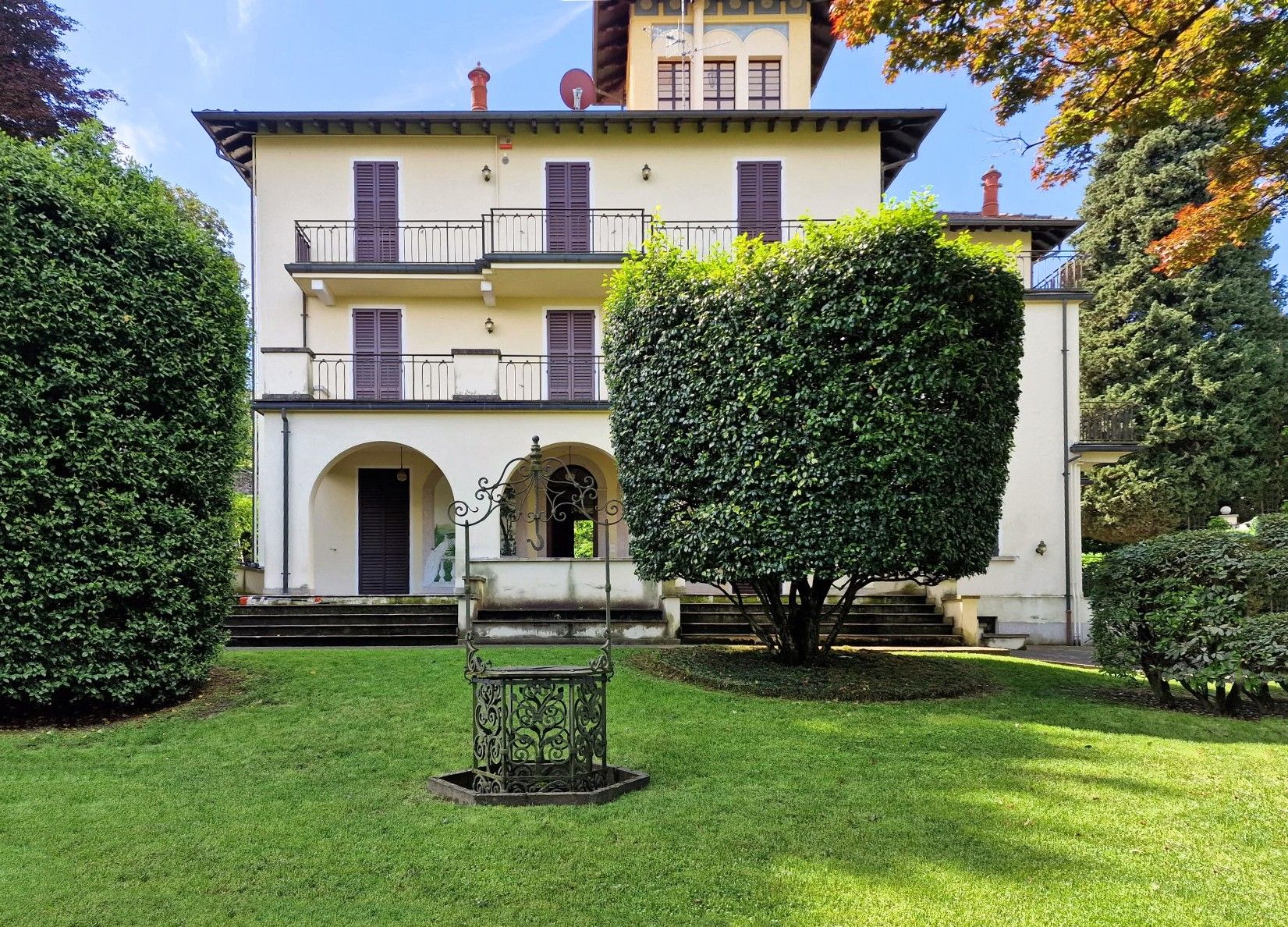 Fotky Luxusná vila v Strese pri Lago Maggiore s panoramatickou vežou a veľkou záhradou