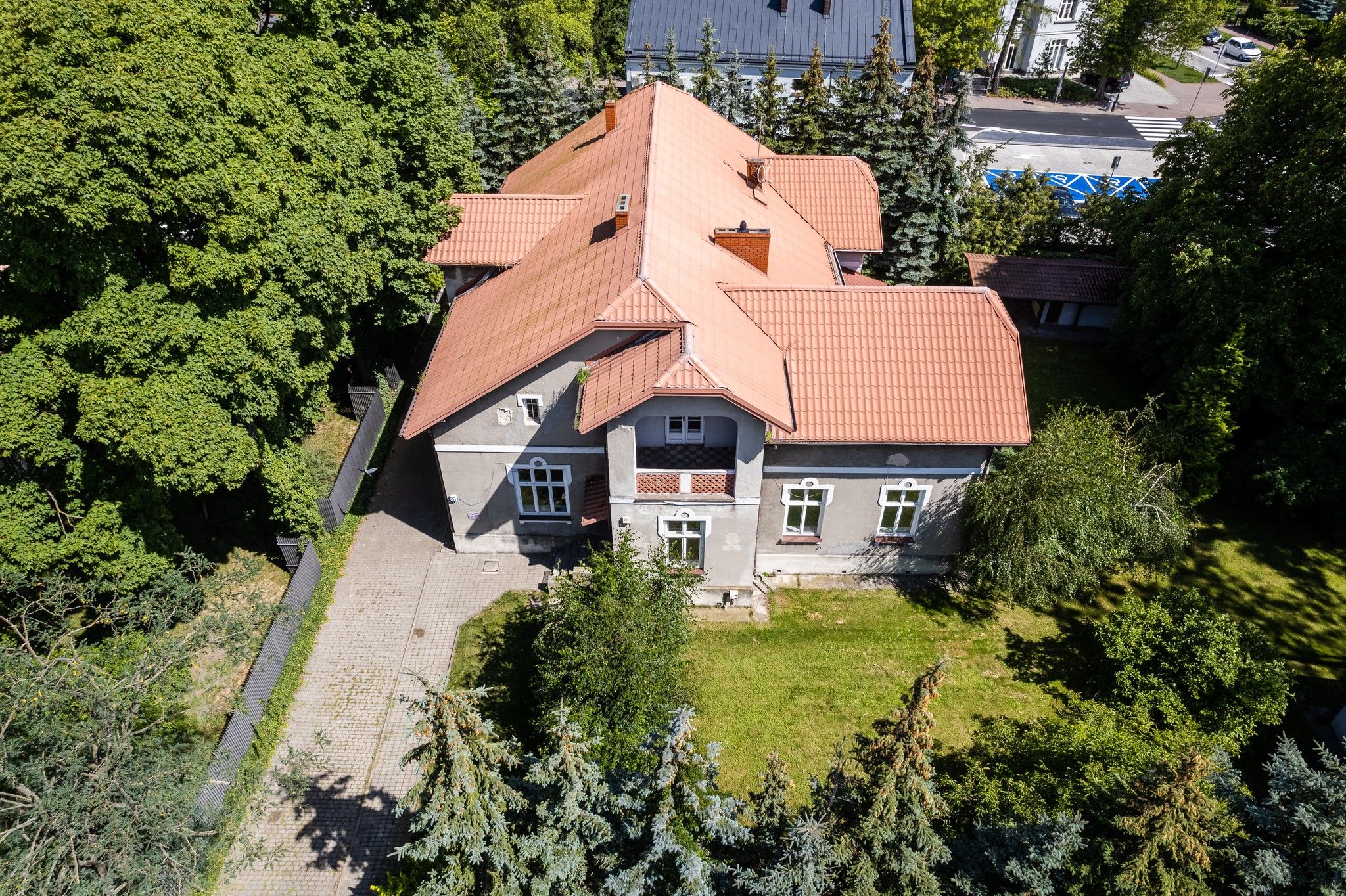 Fotky Historická predvojnová vila na 430 m² a pozemku o rozlohe 1 800 m² v centre Grodziska Mazowieckého