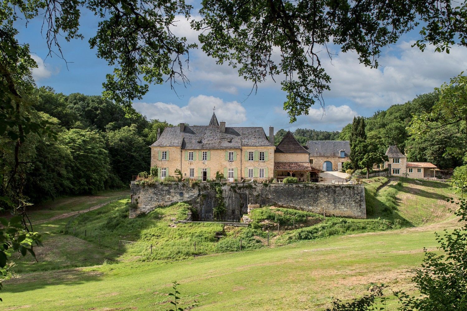 Fotky Château avec gîtes et dépendances sur 67 hectares