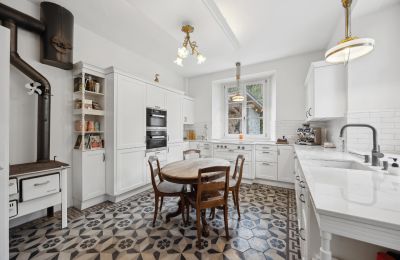 Historická vila na predaj Biel/Bienne, Alpenstrasse 95, Bern/Berne, Moderne trifft auf Nostalgie: Küche mit Guss-Holzofen