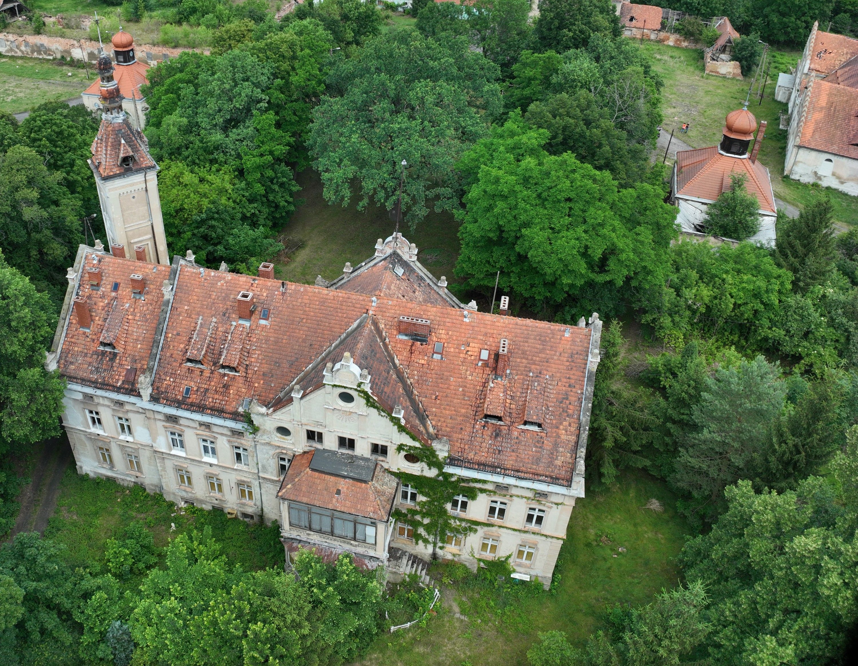 Fotky Predaj kaštieľa v Jędrzychówe, Dolné Sliezsko – park, paviónky a 31 hektárov pozemkov