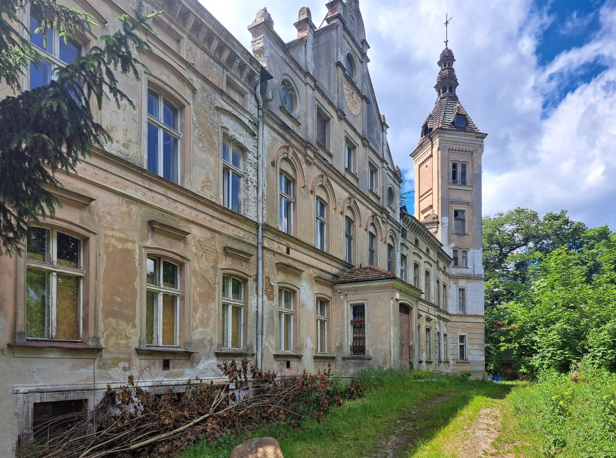 Fotky Predaj kaštieľa v Jędrzychówe, Dolné Sliezsko – park, paviónky a 31 hektárov pozemkov