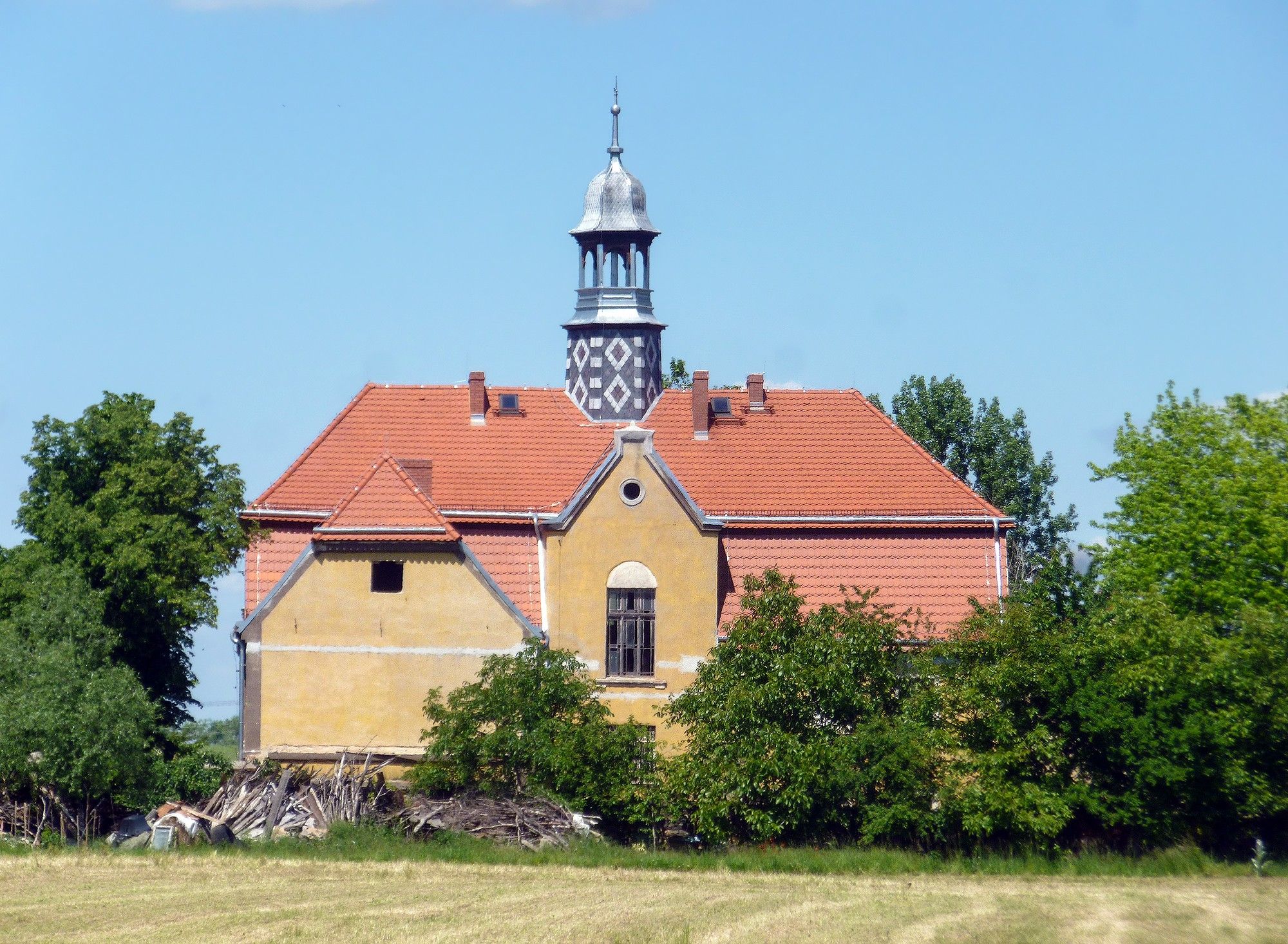 Fotky Historický kaštieľ s parkom na predaj v Dolnom Sliezsku – dražba 26. mája 2025