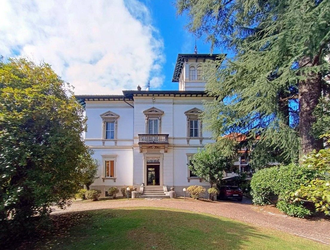 Fotky Appartamento in villa storica con parco, piscina e garage nel centro di Verbania Pallanza