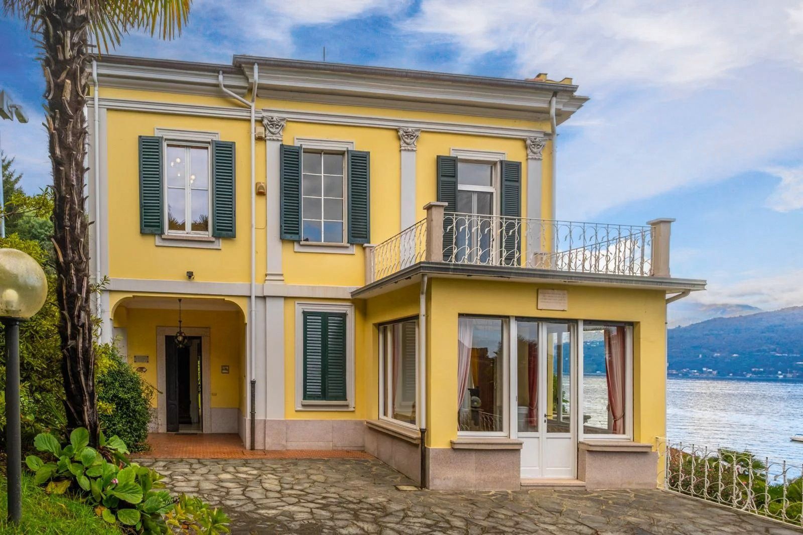 Fotky Historická vila v Baveno s výhľadom na jazero Lago Maggiore a súkromným parkom
