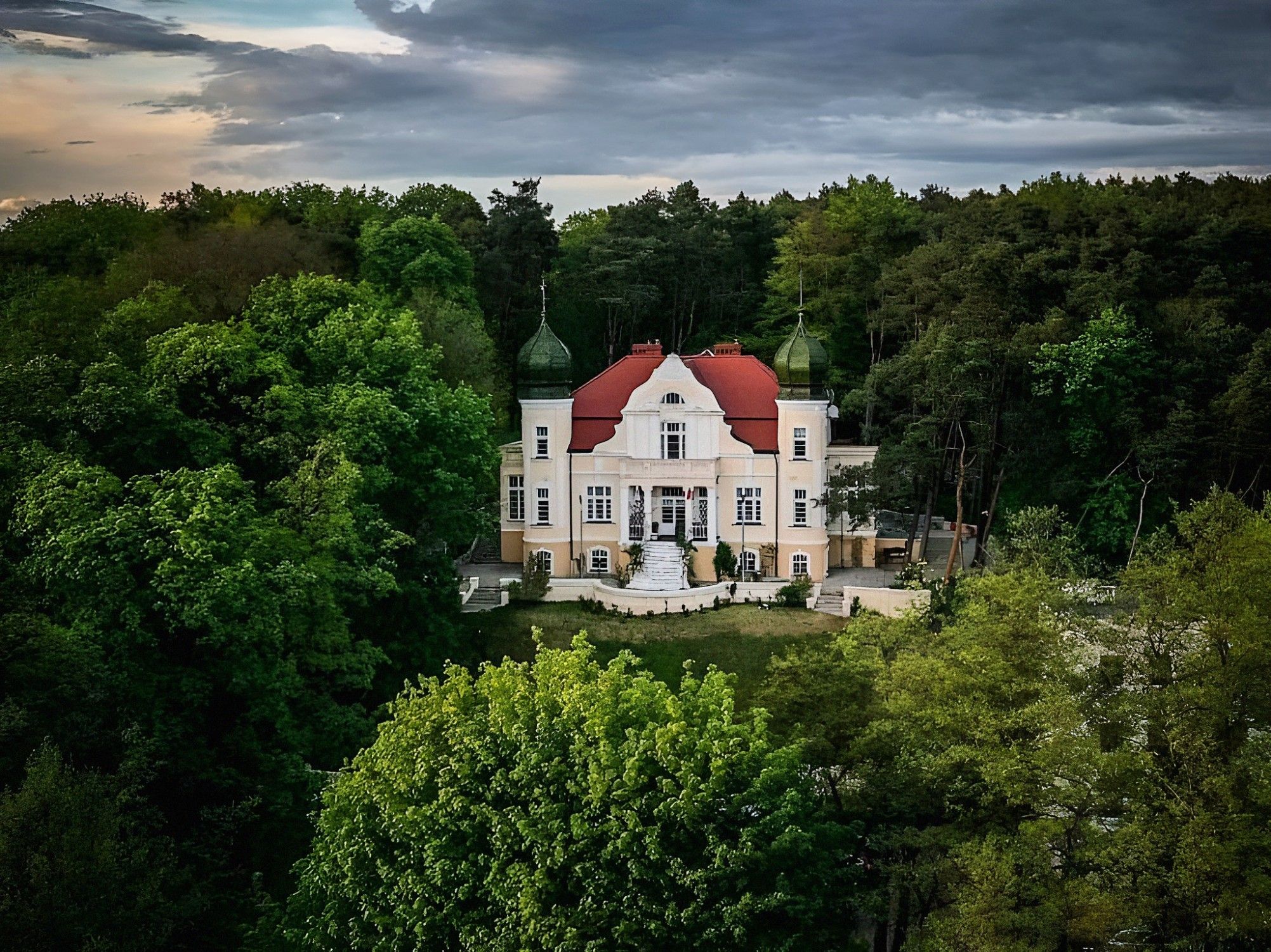 Fotky „Cibuľový palác“ v Barlinku: Zrekonštruovaná secesná vila s parkovým pozemkom