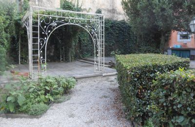 Historická vila na predaj Montecalvoli, Toscana, Záhrada