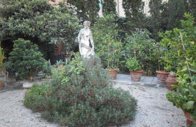 Historická vila na predaj Montecalvoli, Toscana, Záhrada