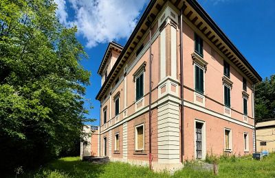 Historické nehnuteľnosti, Vila s rozlohou viac ako 1 260 m² na pozemku 5 ha v San Giuliano Terme
